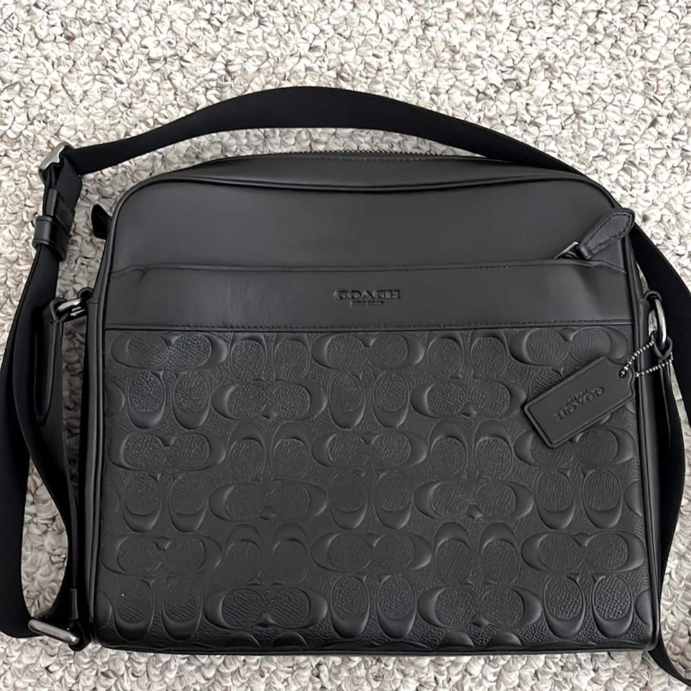 LIKE NEW ONLY USED ONCE STYLISH COACH MEN’s MESSENGER BLACK TRADITIONAL LOGO